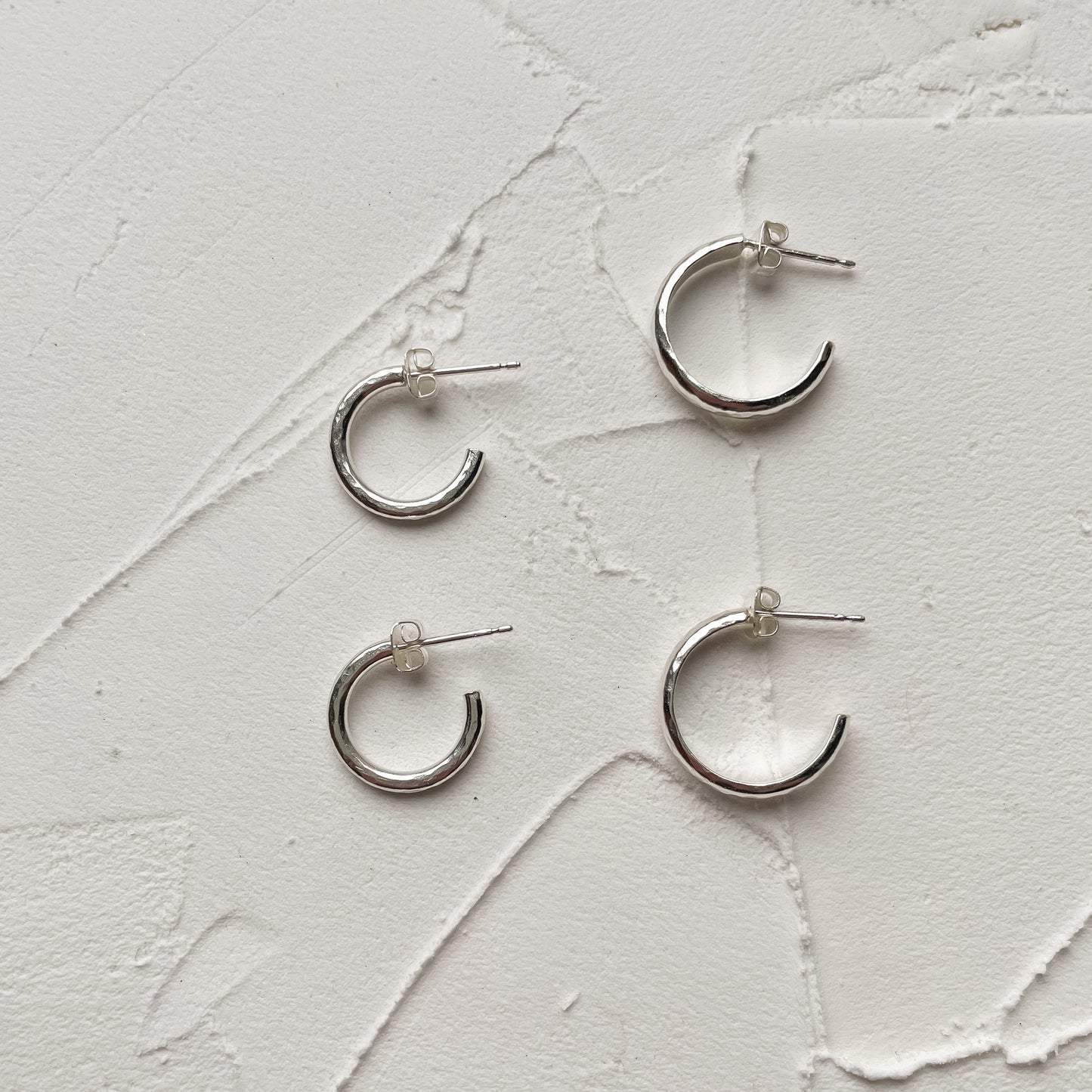 Earring | The mini hammered huggie